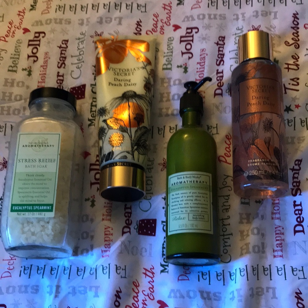4 pieces bath and body 2 peach 2 spearmint